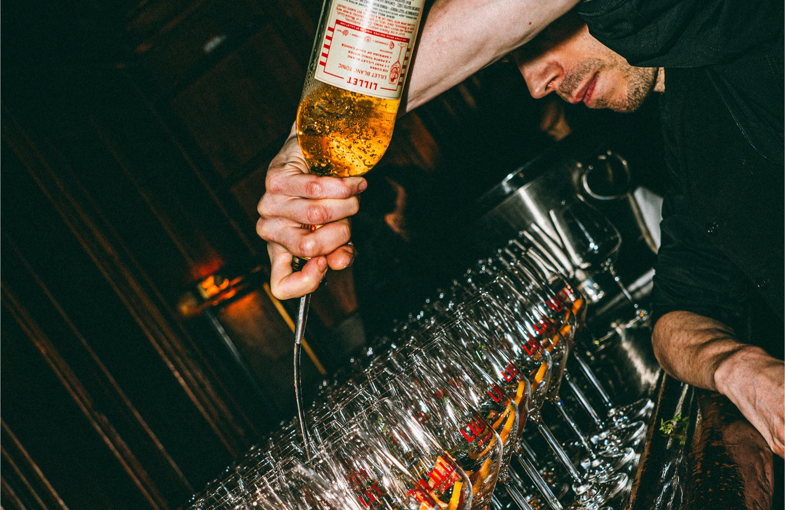 Sulzenbacher Barkeeper bereitet Getränke an der Bar vor