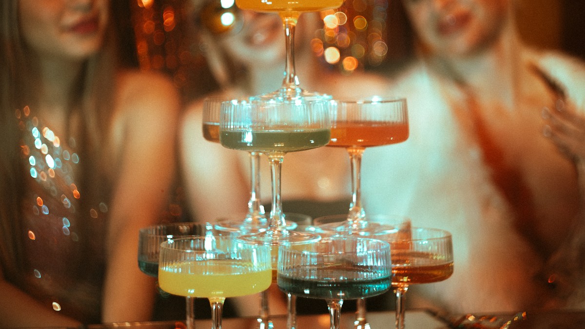 Exklusive Release-Party mit Champagner-Tower